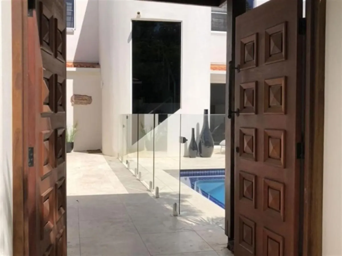 Luxury Lakeside Villa Yaroomba 0*,  Австралия