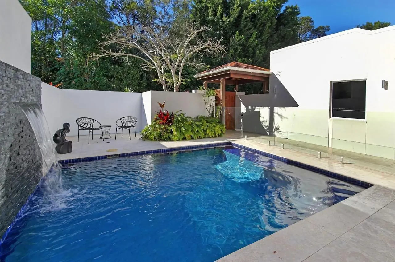 Luxury Lakeside Villa Yaroomba 0*,  Австралия