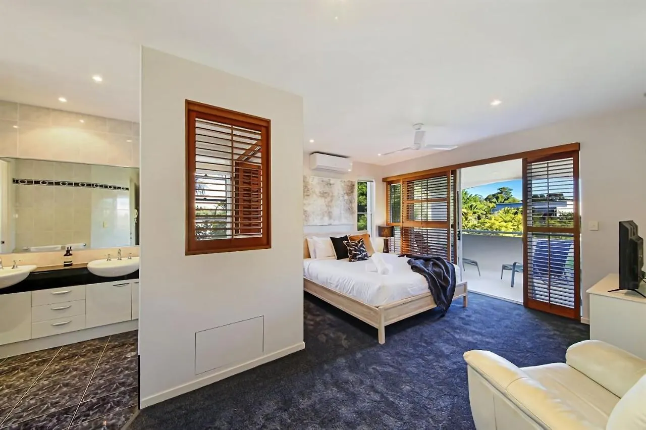 Luxury Lakeside Villa Yaroomba Australia